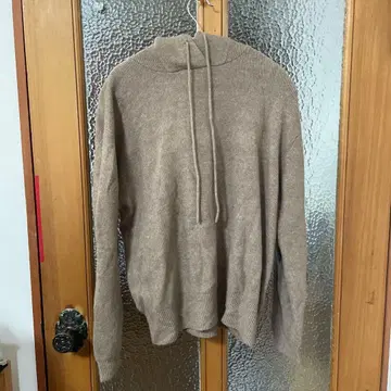 슬로브 이에나 후드 부착 베이지 니트