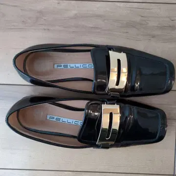 PELLICO 블랙 에나멜 로퍼 사이즈 37