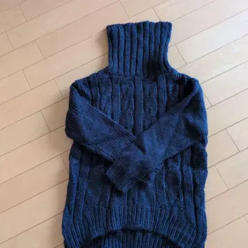 새상품급! 네이비 터틀넥 케이블 짜임 스웨터