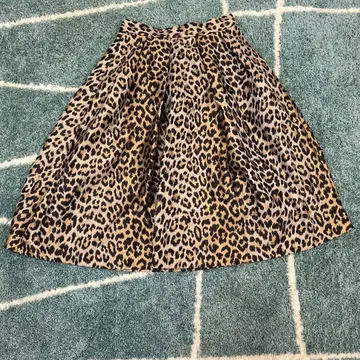 두클라쎄 레오파드 자카드 턱 플레어 스커트