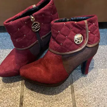 와인 레드와 브라운의 부츠