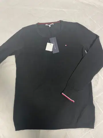 택 포함 Tommy Hilfiger 블랙 크루넥 스웨터 9900엔