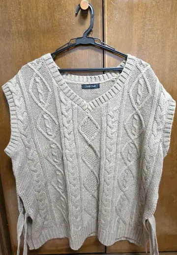 베이지 케이블 짜임 V넥 슬리브리스 니트