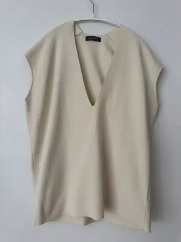 스터닝 루어 V넥 슬리브리스 상의