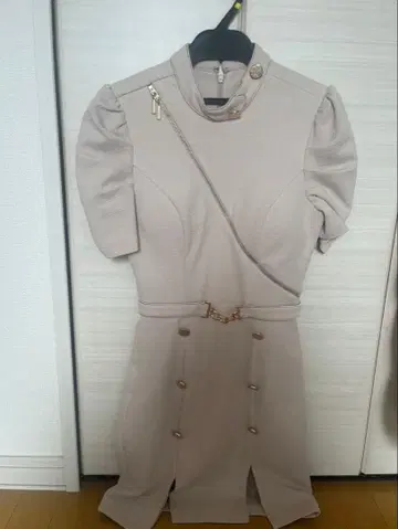 베이지 퍼프 슬리브 드레스