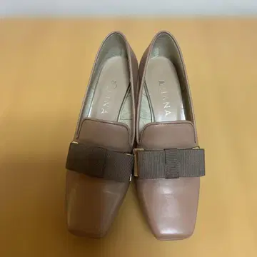 리본 포함 베이지 펌프스 중간 힐 DIANA