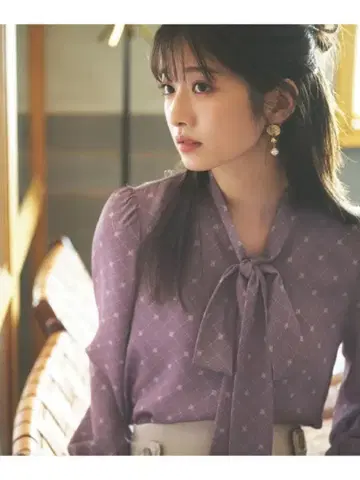 PROPORTION BODY DRESSING 모노그램 보타이 블라우스