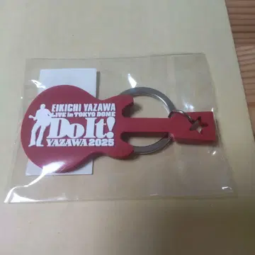 야자와 에이요시 도쿄돔 회장 한정판 기타 모양 키링 2025