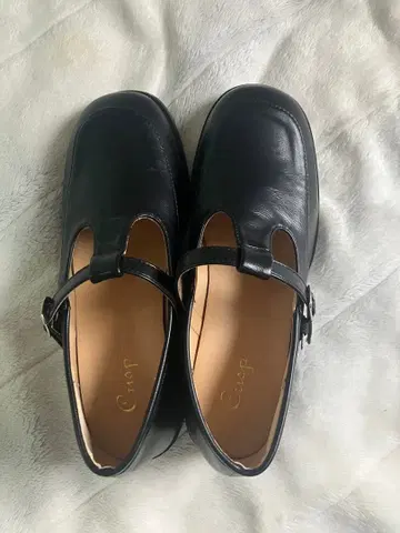 crisp 스퀘어토 T 스트랩 신발