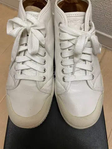 화이트 하이컷 스니커즈 스프링 코트