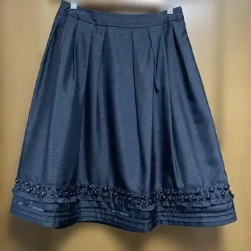 블랙 플레어 스커트 비즈 장식
