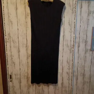 레바드 실크 블랙 슬리브리스 원피스