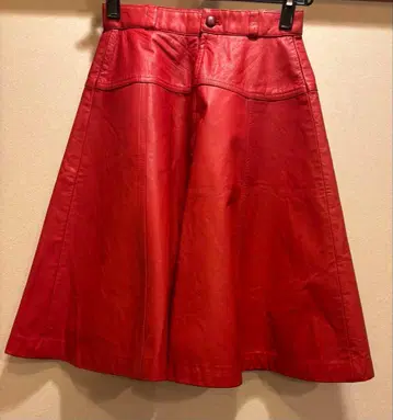 빨간색 가죽 플레어 스커트 무릎 기장