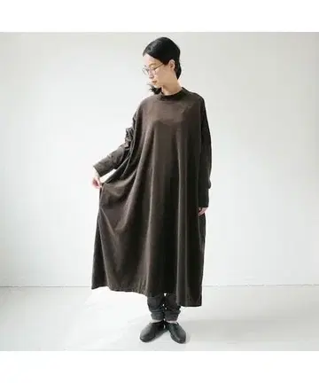 UNIVERSAL SEVEN 스위트 벨로아 모크넥 와이드 원피스