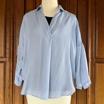 컴시즘 아이스 블루 긴팔 블라우스 밑단 플레어 오픈 카라