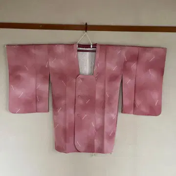 연한 핑크색 잎사귀 무늬 겉옷