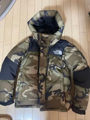 새상품급 THE NORTH FACE 카모플라쥬 다운 자켓 S