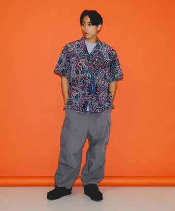 BEAMS 페이즐리 무늬 반팔 셔츠