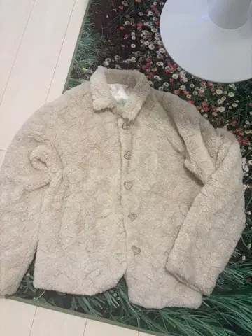 베이지 플리스 자켓 하트 버튼