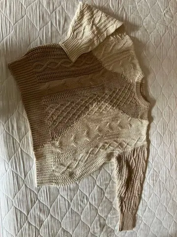 베이지 계열 케이블 니트 긴팔 스웨터