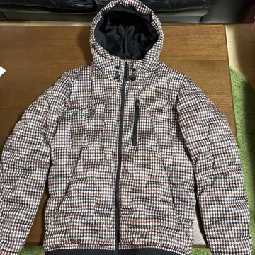 후드 부착 체크 무늬 다운 자켓