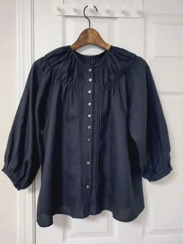 Hands of creation 린넨 턱 개더 블라우스 시착만 한 상품