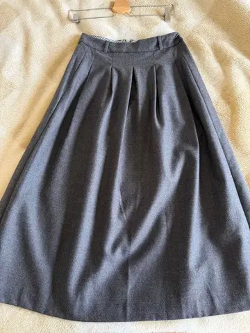 휴먼 우먼 그레이 턱 플레어 롱 스커트