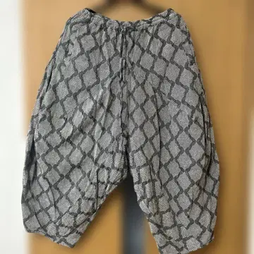 사루엘 팬츠 블랙과 화이트 기하학 패턴