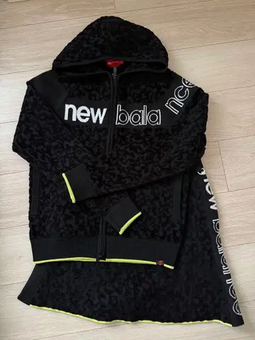 New Balance 레오파드 무늬 후디 블랙 스커트
