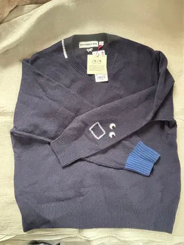 유니클로 x 아냐 힌드마치 크루넥 스웨터 L 아냐