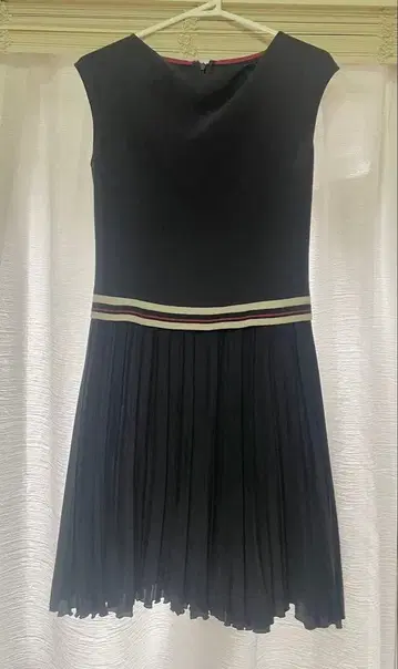 블랙 슬리브리스 플리츠 원피스