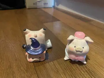 돼지 피규어 마녀의 모자와 드레스