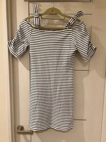 오프숄더 화이트 블랙 스트라이프 미니 원피스 SNIDEL