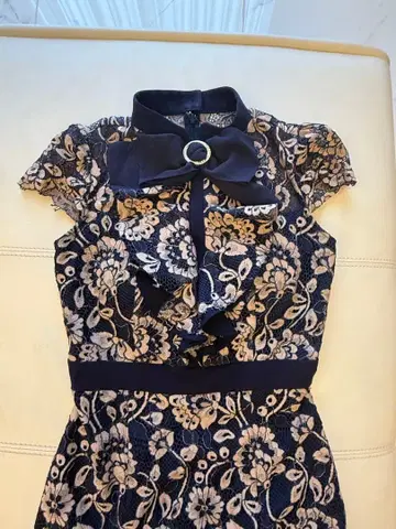 andy 네이비 꽃무늬 자수 프릴 드레스