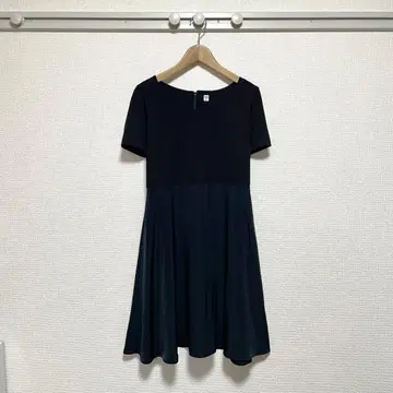 [새상품급] UNIQLO(유니클로) 절개 도킹 무릎 기장 플레어 원피스