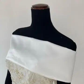 브라이덜 오프숄더 롤 칼라 스트레이트 타입