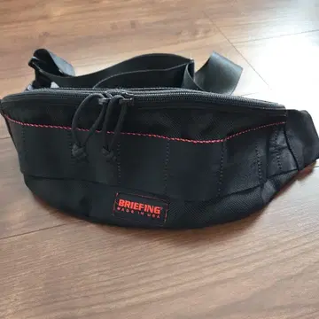 BRIEFING 바디백 블랙