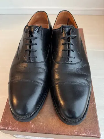 블랙 가죽 스코치 그레인 스트레이트 팁