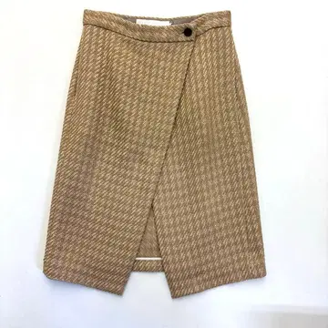 베이지 타이트 스커트 랩 디자인