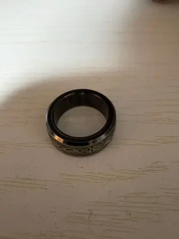 블랙 컬러 인그레이브 반지