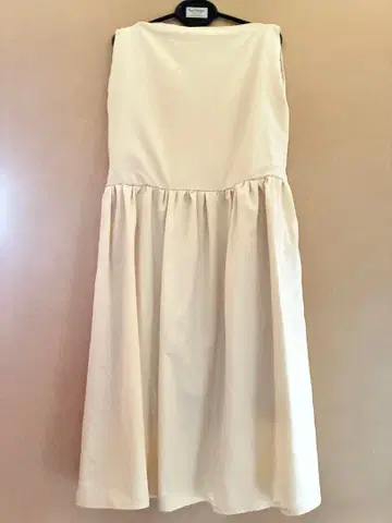 슬리브리스 롱 원피스 아이보리 무지 울 루즈 플레어