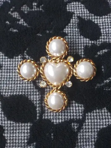 하트 모양 펄과 크리스탈 브로치