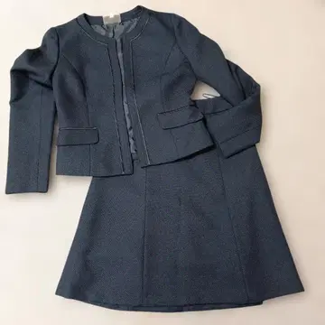 다크 블루 스커트 수트 프릴 블라우스 포함