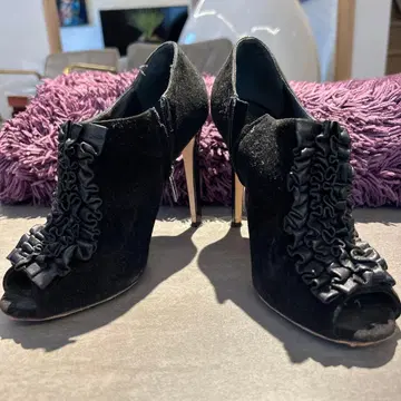 블랙스웨이드 프릴 오픈토 하이힐