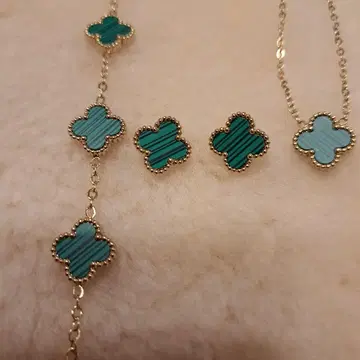 그린 목걸이, 팔찌, 귀걸이 클로버