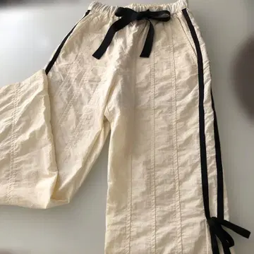 LAGUA GEM 아이보리 스트라이프 리본 캐주얼 팬츠