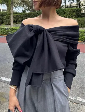 [ cygne ] 부클레 리본 오프숄더 상의 블랙