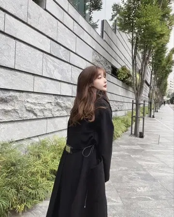 Riu 리우 플레이트 부착 롱 코트 블랙