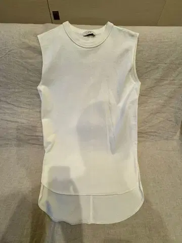 ATON 화이트 슬리브리스 롱 기장 상의