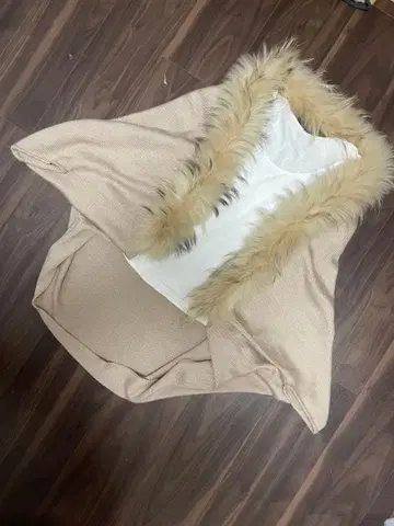 DECEIVE. 베이지 퍼 판초